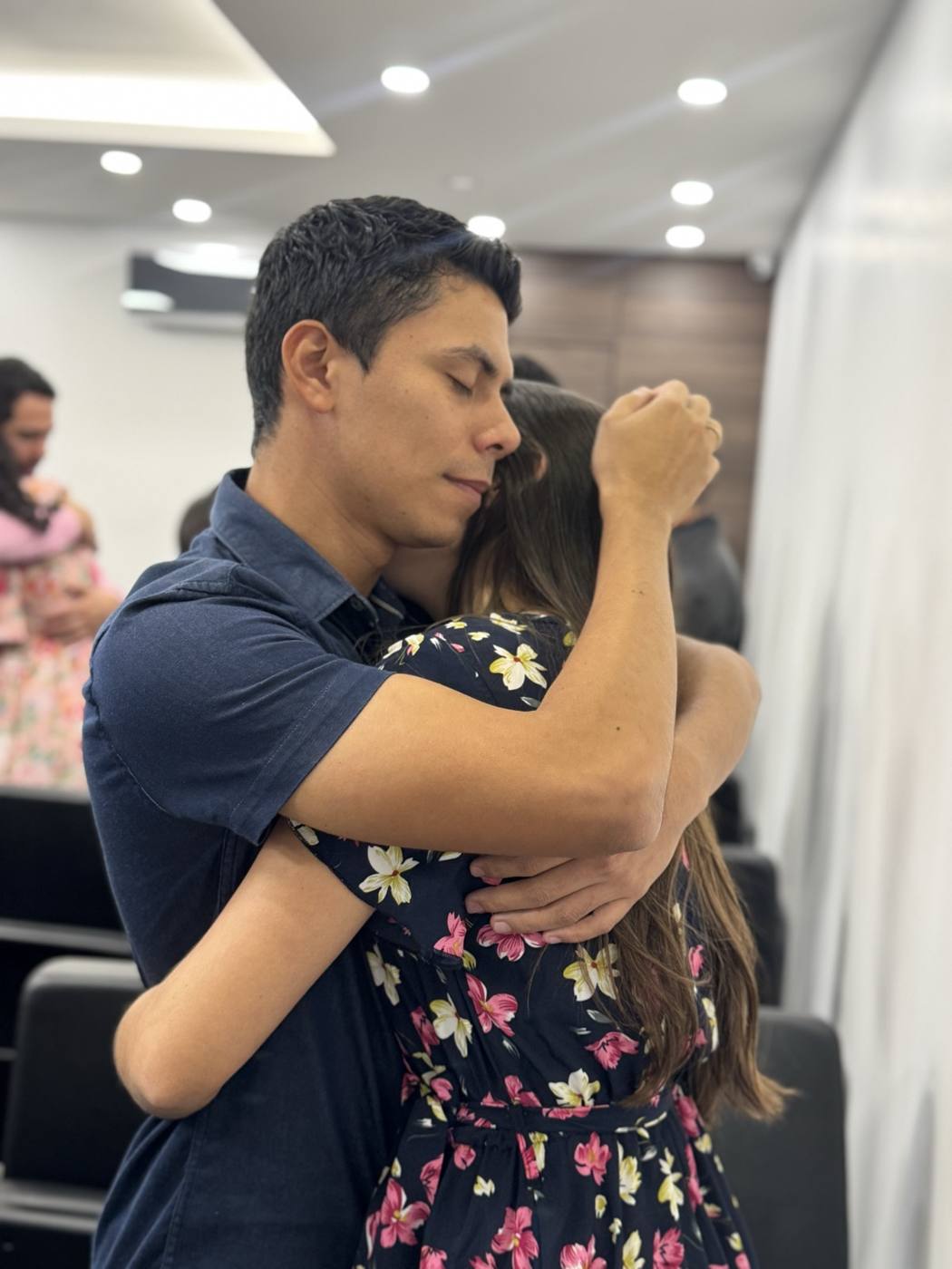 Casal se abraçando no momento de reconciliação