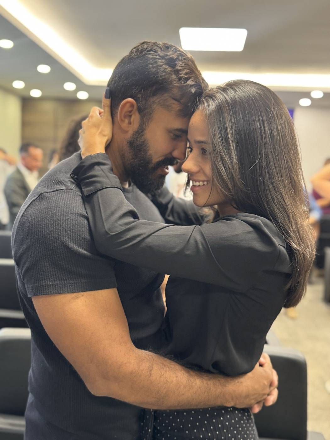 Casal sorrindo testa com testa depois do exercício