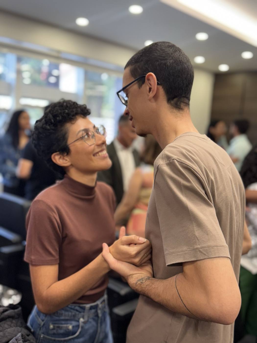 Casal de mãos dadas conversando depois da palestra