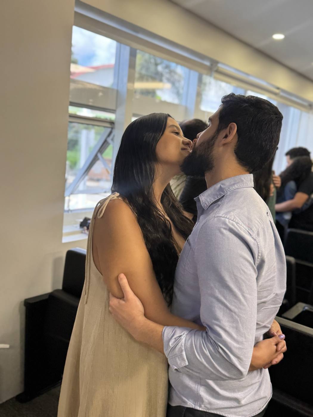 Casal se beijando após o exercício final